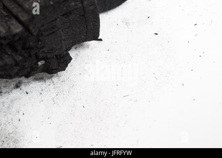 Schwarze abstrakte strukturierte Komposition auf einem weißen Hintergrund, eine ausgewählte Fokus Nahaufnahme ein Haufen Würfel und Pulver von mineralischen Steinkohle. Stockfoto