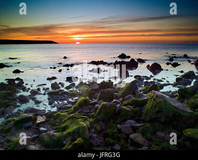 Eine Morgendämmerung Aussicht auf Port Eynon in die Gower Halbinsel als die Sonne aufgeht. Stockfoto