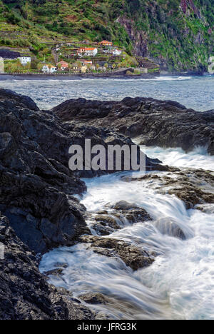 Blick entlang der felsigen Küste von Seixal, Porto Moniz, Madeira, Portugal Stockfoto