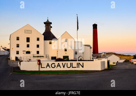 ISLAY, Vereinigtes Königreich - 25. August 2013: Lagavulin Brennerei Fabrik nach Sonnenuntergang, Islay, Vereinigtes Königreich Stockfoto