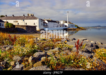 ISLAY, Vereinigtes Königreich - 25. August 2013: malerische Aussicht Bowmore Distillery, Insel Islay, Vereinigtes Königreich Stockfoto