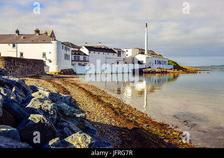 ISLAY, Vereinigtes Königreich - 25. August 2013: malerische Aussicht Bowmore Distillery, Insel Islay, Vereinigtes Königreich Stockfoto