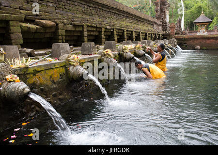 Gläubige an der Tirta Empul Tempel, Bali Stockfoto