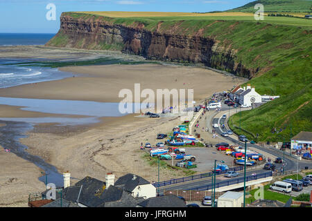 Ship Inn, Strand und Klippen gesehen von Huncliffe, Saltburn-by-the-Sea, North Yorkshire, England Stockfoto