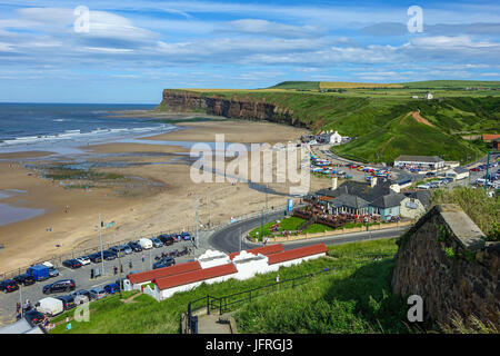 Ship Inn, Strand und Klippen gesehen von Huncliffe, Saltburn-by-the-Sea, North Yorkshire, England Stockfoto