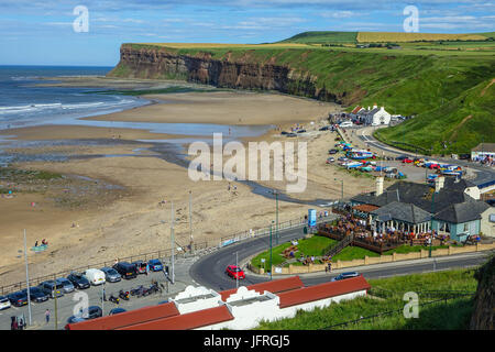 Ship Inn, Strand und Klippen gesehen von Huncliffe, Saltburn-by-the-Sea, North Yorkshire, England Stockfoto