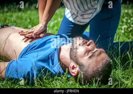 Mädchen, Reanimation zu einer unbewussten Kerl nach Herzinfarkt Stockfoto