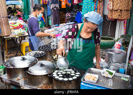 Phitsanulok, Thailand - 1. Juli 2017 - Street Food Verkäufern kochen ihre Thai Dessert Kanom Krock, für ihre Kunden am Markt am Sonntagmorgen in Phitsa Stockfoto