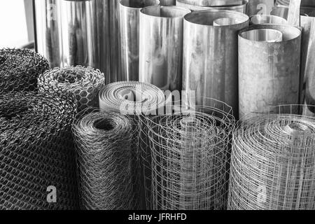 Rollen von verzinkten Blechen, Stahl Maschendraht Mesh und Kunststoff Drahtgeflecht, Material für die Herstellung von Teiler und Bildschirm Stockfoto