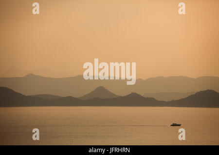 Meer-Landschaft bei Sonnenuntergang; Hafengebiet Yantian, Shenzhen, Guangdong Provinz, China; Hong Kong SAR Territorium im Hintergrund; Stockfoto