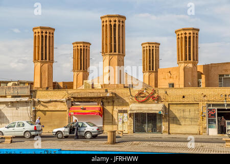 YAZD, IRAN - 5. Mai 2015: Badgirs Towers ist eine traditionelle persische Architekturelement, natürlichen Belüftung in Gebäuden zu erstellen, aus den Stiftungen anzeigen Stockfoto