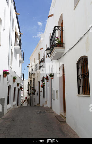 Mojacar, typische schmale Straße in der Altstadt, Almeria Provinz, Andalusien, Spanien Stockfoto