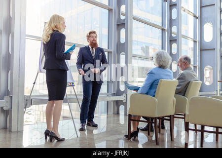 Geschäftsleute, Präsentation, älteres Paar an Business-center, Investitionen, Anlagekonzept Stockfoto