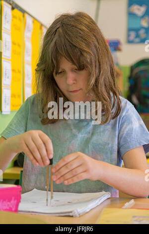 Grundschule Mädchen arbeiten mit ihrem Kompasse Stockfoto