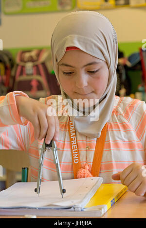 Grundschule Mädchen arbeiten mit ihrem Kompasse Stockfoto