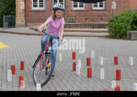 Grundschule Mädchen während Radfahren Lektion Stockfoto