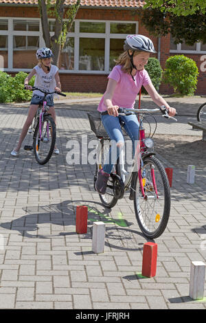 Grundschule Mädchen während Radfahren Lektion Stockfoto