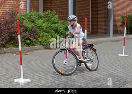 Grundschule Mädchen während Radfahren Lektion Stockfoto