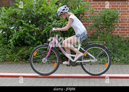 Grundschule Mädchen während Radfahren Lektion Stockfoto