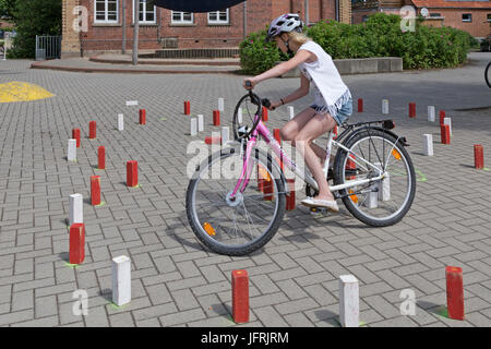 Grundschule Mädchen während Radfahren Lektion Stockfoto