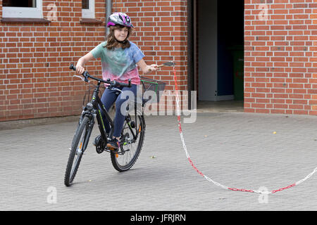 Grundschule Mädchen während Radfahren Lektion Stockfoto