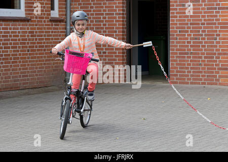 Grundschule Mädchen während Radfahren Lektion Stockfoto
