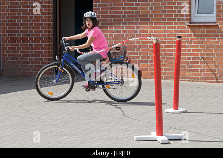Grundschule Mädchen während Radfahren Lektion Stockfoto