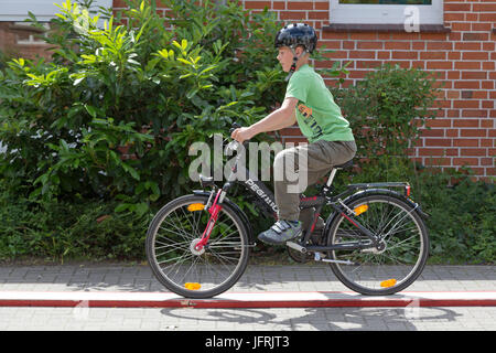 Grundschule junge während Radfahren Lektion Stockfoto