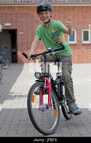 Grundschule junge während Radfahren Lektion Stockfoto