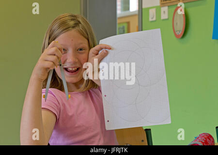 Mädchen in der Grundschule arbeiten mit ihrem Kompasse Stockfoto