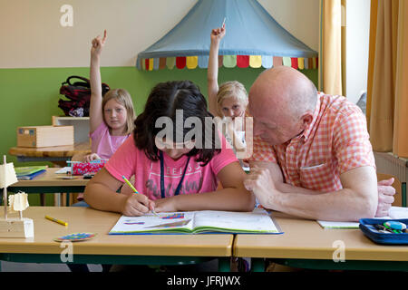 Grundschule Mädchen Schule Escort in der Grundschule Stockfoto
