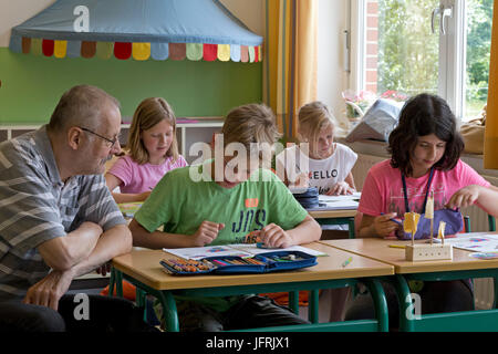 Grundschule junge Schule Escort in der Grundschule Stockfoto