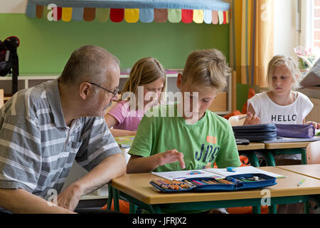 Grundschule junge Schule Escort in der Grundschule Stockfoto
