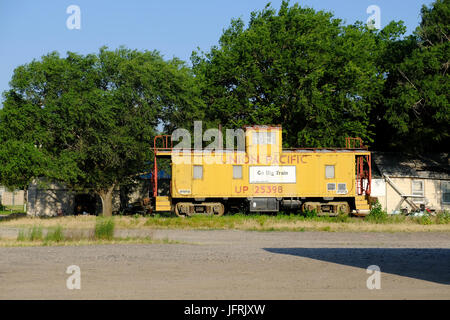 Eine Union Pacific Caboose sitzt auf einem verlassenen Eisenbahn Abstellgleis in Marysville, Kansas. Stockfoto