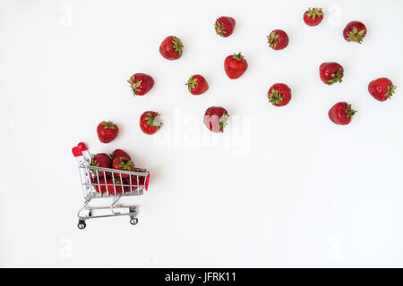 Frische saftige Erdbeeren in einem Lebensmittel-Wagen, isoliert auf einem weißen Hintergrund. Stockfoto