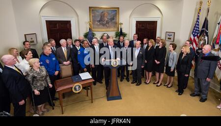 US-Präsident Donald Trump umgeben von Mitgliedern des Kongresses, Astronauten und kommerzielle Raumfahrtunternehmen Kommentare vor der Unterzeichnung einer Executive Order, Raum Nationalrat im Roosevelt Room des weißen Hauses in Washington, DC 30. Juni 2017 wieder herzustellen. Vizepräsident Mike Pence, wird auch anwesend, den Rat den Vorsitz. Auch abgebildet sind, ehemaliger NASA-Astronaut David Wolf, links, Astronaut Alvin Drew, zweiter von rechts, und ehemaliger NASA Astronaut Legende Buzz Aldrin, rechts. Stockfoto