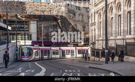 Midland Metro Urbos 3 Straßenbahn in Stephenson Street, Birmingham, Mittelengland. Grand Central, New Street Station, NatWest Bank im Hintergrund. Stockfoto