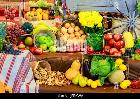 Satz von Reife gesunde Lebensmittel, bestehend aus Obst und Gemüse auf den Holztisch Closeup liegend Stockfoto