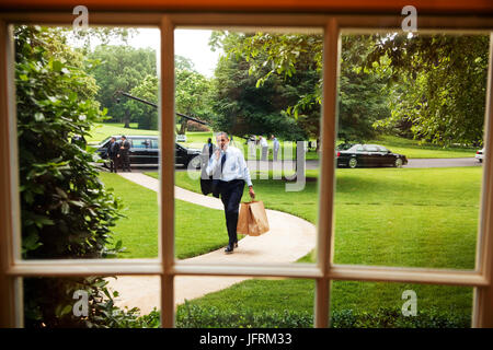 Präsident Barack Obama kehrt in das Oval Office nach gehen auf einen Hamburger für Westflügel Mitarbeitern und Helfern, 29. Mai 2009 laufen.   (Offizielle White House Photo by Chuck Kennedy)  Dieses offizielle weiße Haus Foto ist für die Veröffentlichung von Nachrichten-Organisationen und/oder für den persönlichen Gebrauch Druck durch das Subjekt (s) des Fotos zur Verfügung. Das Foto darf nicht in irgendeiner Weise manipuliert oder in Materialien, Werbung, Produkte oder Aktionen, die in irgendeiner Weise, Zustimmung oder Billigung des Präsidenten, die erste Familie oder das Weiße Haus vorschlagen verwendet. Stockfoto