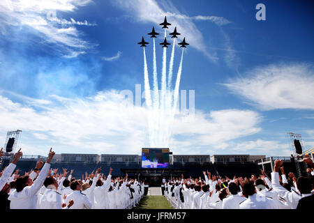 Die United States Navy Blue Angels überfliegen der Marine-Akademie 2009 Abschlussfeier in Delta-Formation in Annapolis, Maryland, 22. Mai 2009. (Offizielle White House Foto von Lawrence Jackson)  Dieses offizielle weiße Haus Foto ist für die Veröffentlichung von Nachrichten-Organisationen und/oder für den persönlichen Gebrauch Druck durch das Subjekt (s) des Fotos zur Verfügung. Das Foto darf nicht in irgendeiner Weise manipuliert oder in Materialien, Werbung, Produkte oder Aktionen, die in irgendeiner Weise, Zustimmung oder Billigung des Präsidenten, die erste Familie oder das Weiße Haus vorschlagen verwendet. Stockfoto