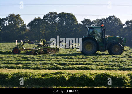 Landwirtschaft im Vereinigten Königreich. Vorbereitung und bringen im Winter Futter für das Vieh und die Pferde. Stockfoto