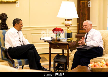 Präsident Barack Obama trifft sich mit ehemaligen Staatssekretär, General Colin Powell, im Oval Office, 15. Mai 2009. (Offizielle White House Photo by Pete Souza)  Dieses offizielle weiße Haus Foto ist für die Veröffentlichung von Nachrichten-Organisationen und/oder für den persönlichen Gebrauch Druck durch das Subjekt (s) des Fotos zur Verfügung. Das Foto darf nicht in irgendeiner Weise manipuliert oder in Materialien, Werbung, Produkte oder Aktionen, die in irgendeiner Weise, Zustimmung oder Billigung des Präsidenten, die erste Familie oder das Weiße Haus vorschlagen verwendet. Stockfoto