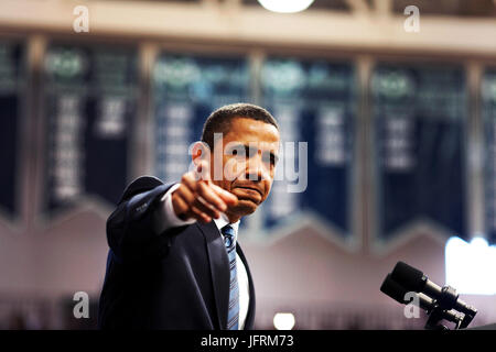 Präsident Barack Obama verweist auf ein Mitglied des Publikums bei einer Stil Bürgerversammlung in Albuquerque, New Mexico, 14. Mai 2009. (Offizielle White House Photo by Pete Souza)  Dieses offizielle weiße Haus Foto ist für die Veröffentlichung von Nachrichten-Organisationen und/oder für den persönlichen Gebrauch Druck durch das Subjekt (s) des Fotos zur Verfügung. Das Foto darf nicht in irgendeiner Weise manipuliert oder in Materialien, Werbung, Produkte oder Aktionen, die in irgendeiner Weise, Zustimmung oder Billigung des Präsidenten, die erste Familie oder das Weiße Haus vorschlagen verwendet. Stockfoto