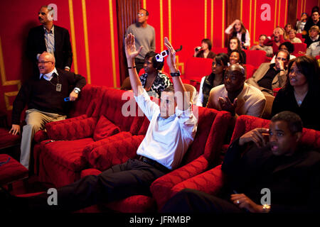 Präsident Barack Obama hält 3D Brille während der Super Bowl-Spiel auf einer Super Bowl Party in der Familie Theater des weißen Hauses beobachten. Gästen zählten, Familie, Freunde, Mitarbeiter und parteiübergreifende Mitglieder des Kongresses, 01.02.09.  Offiziellen White House Photo by Pete Souza Stockfoto