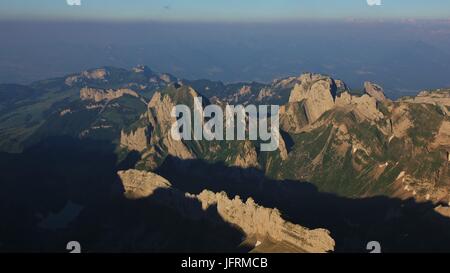 Alpstein reichen. Sichtbaren Gesteinsschichten.  Blick vom Mount Santis, Reiseziel in den Schweizer Alpen. Stockfoto