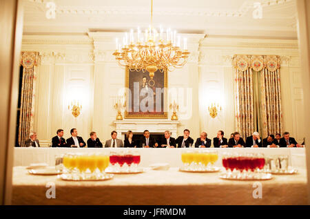 Präsident Barack Obama trifft sich mit der demokratischen Blue Dog Koalition in der State Dining Room des weißen Hauses 10.02.09.  Offiziellen White House Photo by Pete Souza Stockfoto