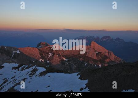 Blick vom Mount Santis. Sonnenuntergang in den Schweizer Alpen an einem Sommertag. Stockfoto