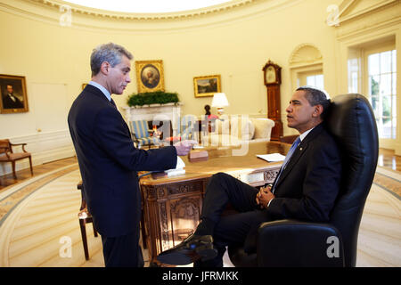 Präsident Barack Obama trifft sich allein mit Stabschef Rahm Emanuel im Oval Office auf seinem ersten Tag im Amt. 21.01.09 offizielle White House Photo by Pete Souza Stockfoto