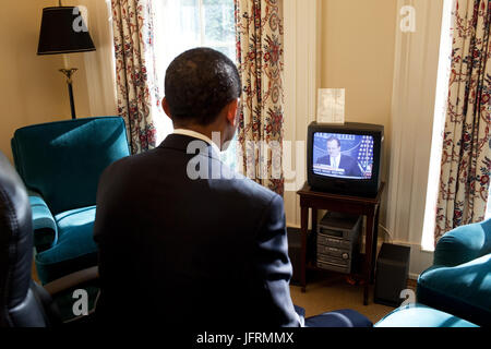 Präsident Obama Uhren Pressesprecher Robert Gibbs erste Pressekonferenz im Fernsehen, in seinem privaten Arbeitszimmer aus dem Oval Office 22.01.09.  White House offizielle Foto von Joyce N. Boghosian Stockfoto