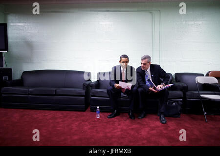 Nach einer politischen Rede über den Irak in Camp Lejeune, North Carolina Präsident Barack Obama ist von Denis McDonough, stellvertretender nationaler Sicherheitsberater, informierte vor aTV interview 27.02.09.  Offiziellen White House Photo by Pete Souza Stockfoto